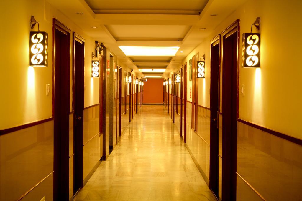 Yasodha Towers Hotell Hosūr Eksteriør bilde