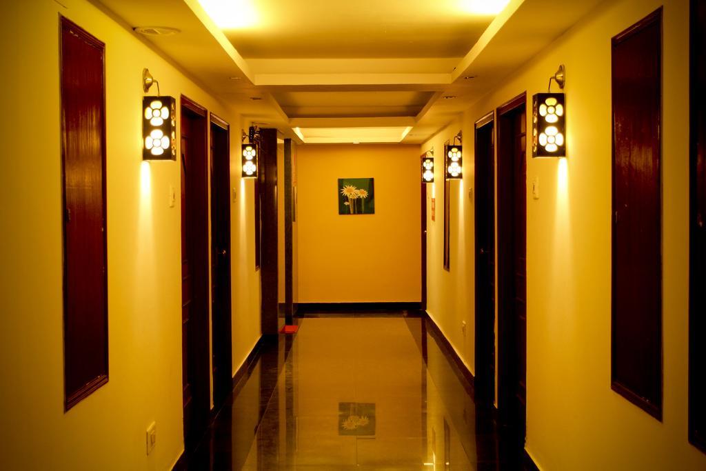 Yasodha Towers Hotell Hosūr Eksteriør bilde